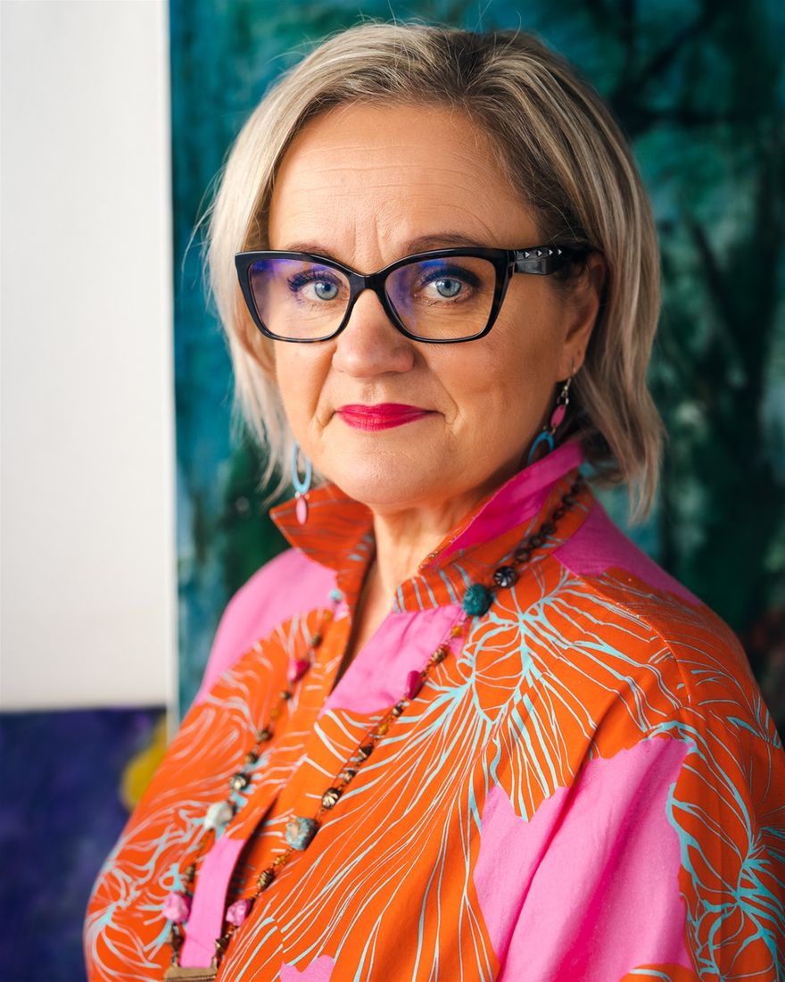 Anne Buljugin ( Riihimäki) s. 1967, asuu ja työskentelee Vantaalla.